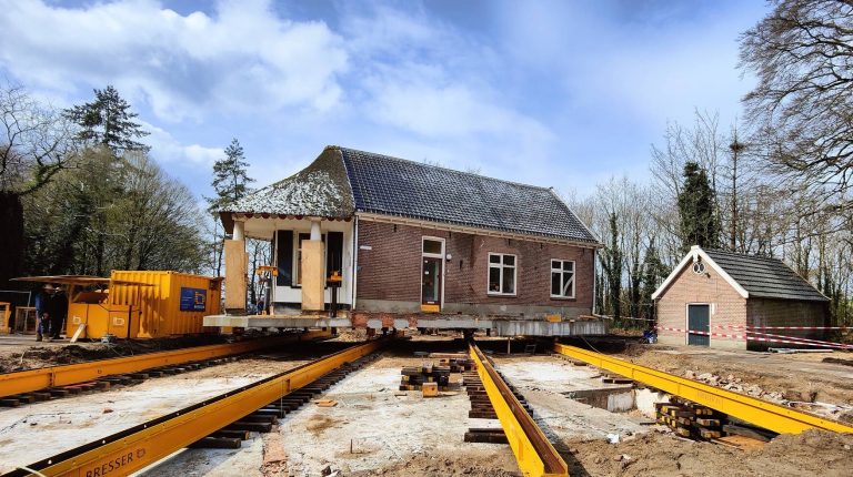 Monumentaal theehuis Bennekom ‘rolt’ naar nieuwe bestemming