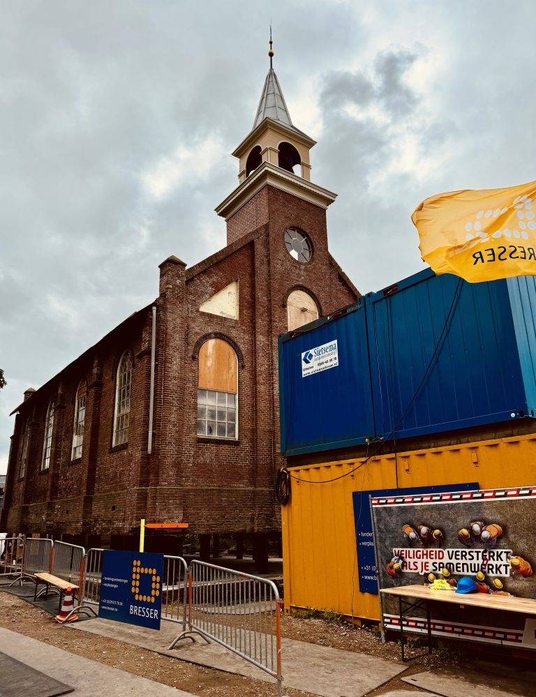 Kerkgebouw en consistorie in het Groningse Overschild versterkt