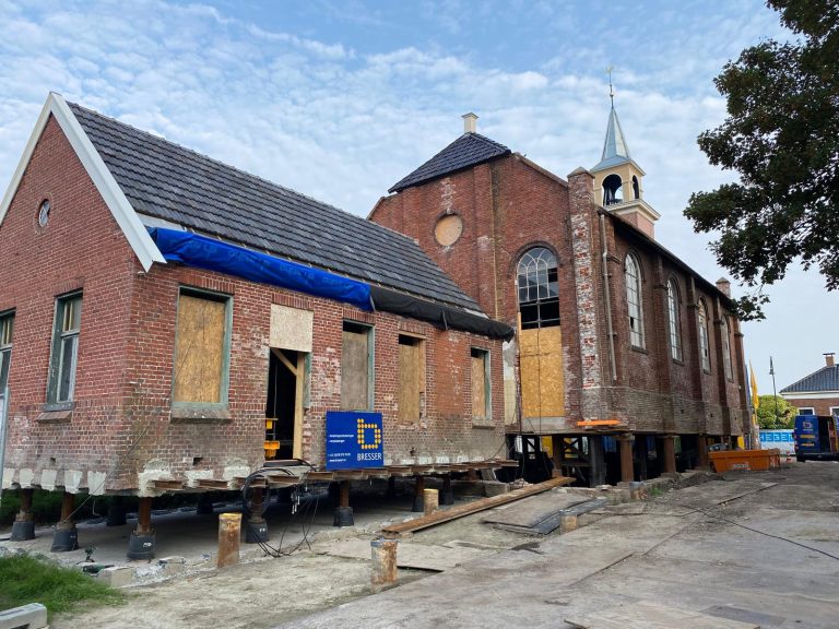 Kerkgebouw en consistorie in het Groningse Overschild versterkt