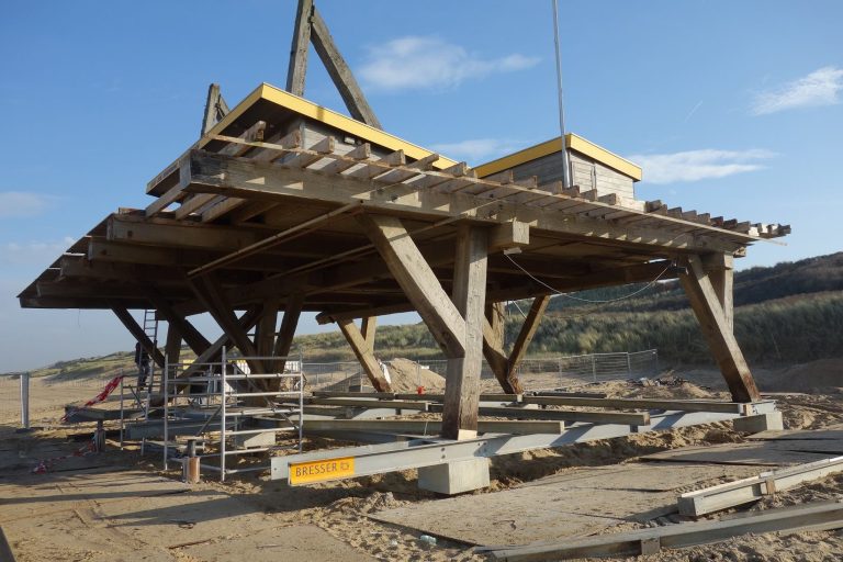 Clubgebouw Kustzeilvereniging Scheveningen op het strand verplaatst