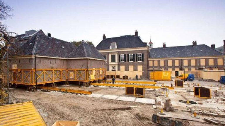 Verplaatsing monumentaal koetshuis Drents Museum heen én terug