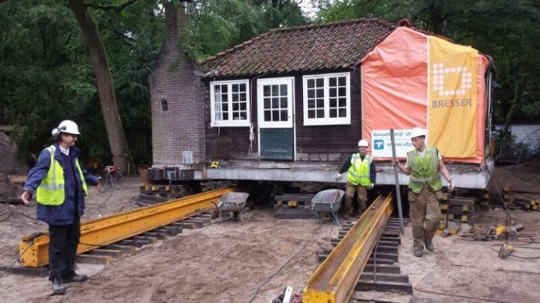Monumentale atelierhutten Mondriaan en Hart Nibbrig in Blaricum verschoven