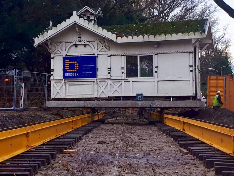 Rijksmonumentaal koffiehuisje in Wassenaar verplaatst