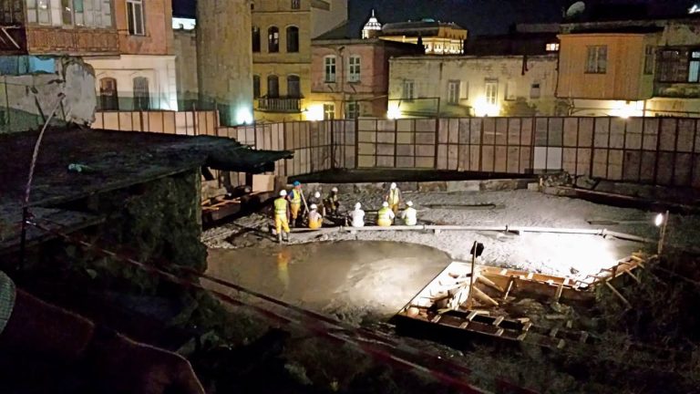 Trillingsloze funderingswerkzaamheden in historische binnenstad van Bakoe