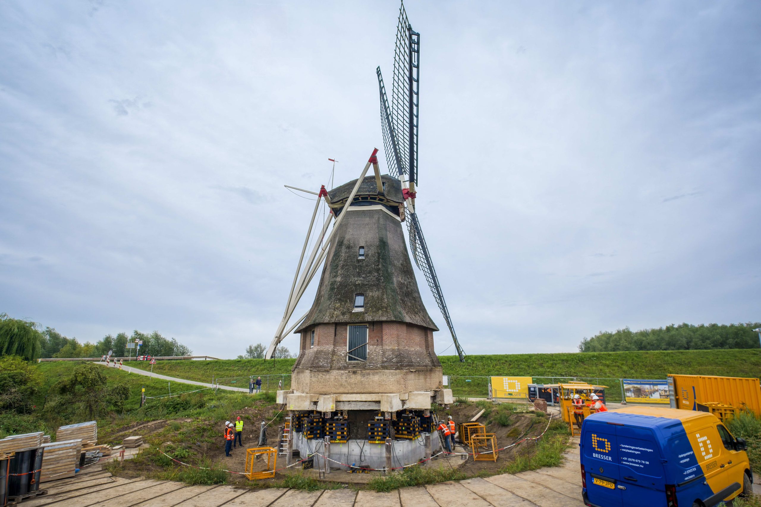 250 jaar oude korenmolen in Waardenburg opgetild