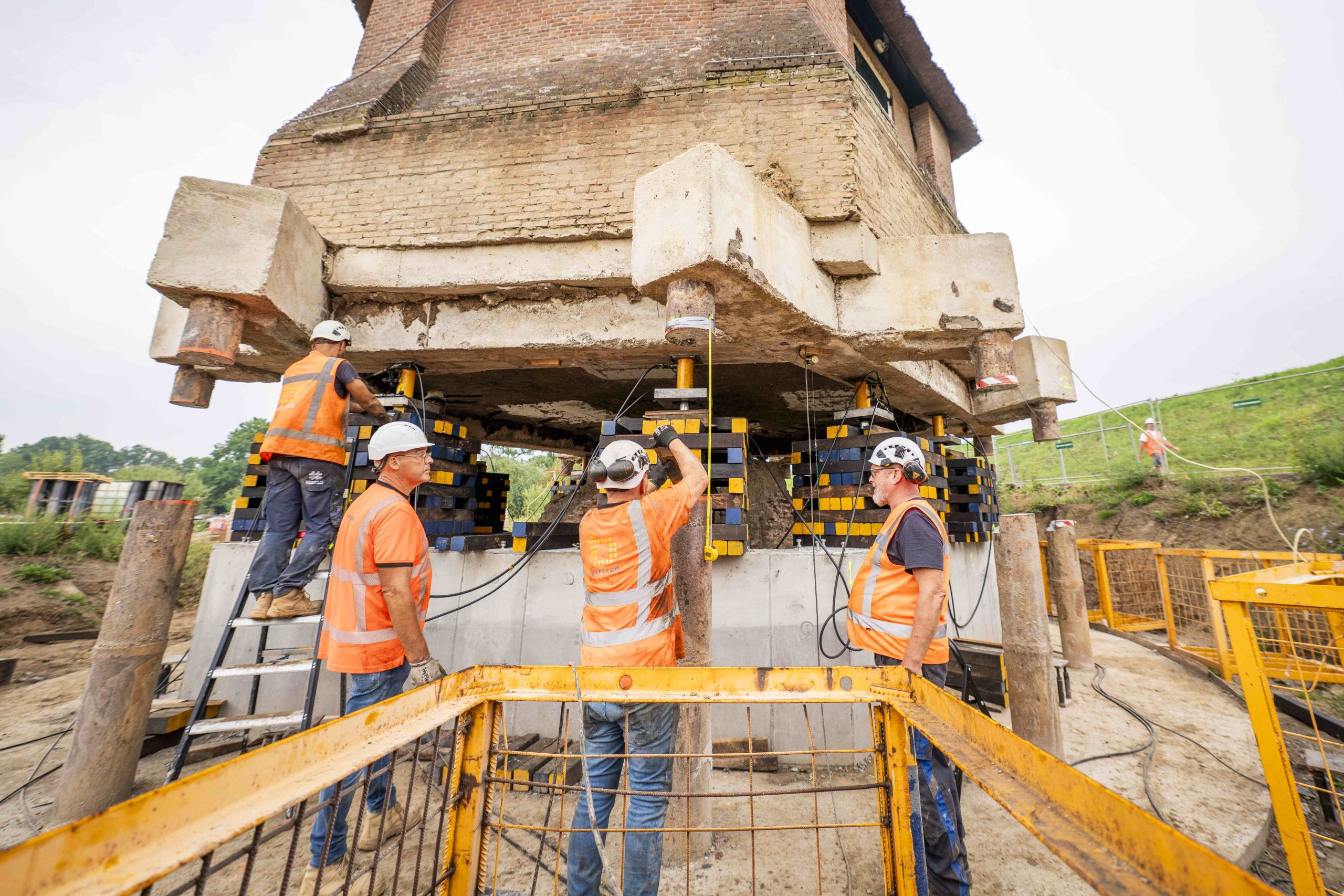 250 jaar oude korenmolen van 280 ton in Waardenburg 90 cm opgevijzeld